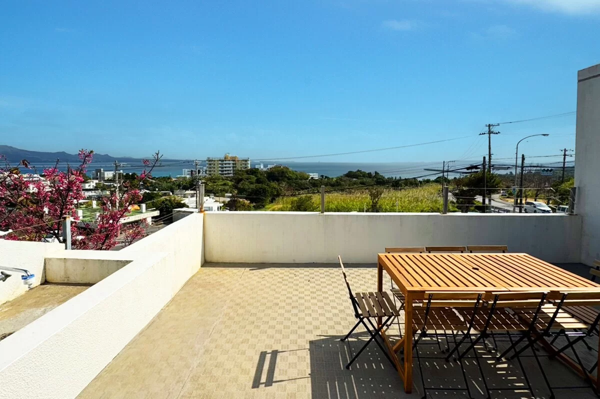 夕焼けに染まる沖縄の空